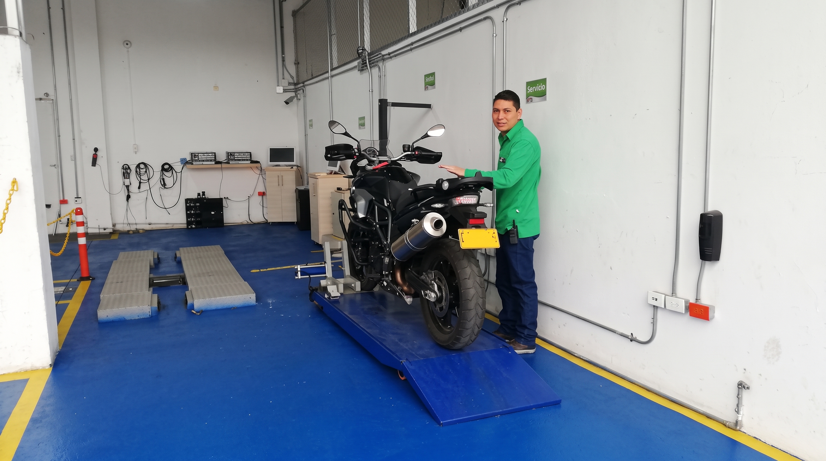 Técnico de CDA El Cacique realizando una inspección a una motocicleta
